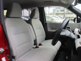 運転席も広々でゆったり気分で運転できます♪シフトノブをダッシュボード側に配置したので運転席から助手席への移動が簡単にできるんです。