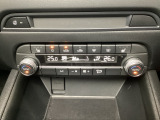 温度の設定のみで快適な風量やモードなどを自動調整してくれるフルオートエアコンを装備!