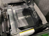 助手席側の座面を跳ね上げと,小物の収納に便利なアンダーボックスが現れます。