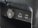 ◆USB接続端子◆スマホやiPodなどを接続して、いつもの音楽を車内でもお楽しみいただけます♪