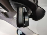 【ミラー内蔵ETC】BMWのETCシステムはルームミラー内蔵型となります。ルームミラー配置により収納スペースを確保しています。