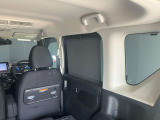 ロール式シェードが出てきます!車内の温度を安定して保てます♪強い日差しもシャツトダウンしてくれます☆