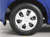 ◆純正ホイール装着車◆シンプルなデザインのホイールキャップ付きです。