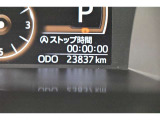 アイドリングストップ機能がついているので、停車時にエンジンを止めて燃料消費を抑えます。環境にもお財布に優しいですね♪