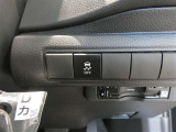 トラクションコントロール装備です。すべりやすい路面での発進時や加速時にタイヤの空転を抑え、駆動力確保に貢献する機能です。詳細は販売店スタッフまでおたずねください。