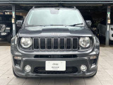 丸型ヘッドライトと7スロットグリルが目を引く、Jeepらしい力強いフロントフェイス。