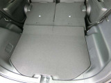 リアシートの操作レバーを引くだけで長い荷物や大きい荷物を収納可能。