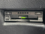 【ETC】有料道路を利用する際に料金所で停止することなく通過できる、ETC車載器(ノンストップ自動料金収受システム機器)が装備されています。セットアップを行うことで利用可能になります。