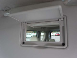 【運転席バニティミラー】ちょっとしたお化粧直しや身だしなみチェックの時に便利♪ 女性には特に嬉しい装備♪