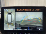 【パノラミックビューモニター】専用のカメラにより、上から見下ろしたような視点で360度クルマの周囲を確認することができます。