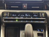 デュアルオートエアコン付きです。運転席・助手席でそれぞれ吹き出す風の温度や風量など自動調整してくれます。