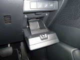 【小物入れ】運転席足元に、小物入れがございます。コインパーキング用に小銭など入れておくと便利です♪※純正タイプのETC車載器やドライブレコーダーを装着の場合は、小物入れと置き換えとなります。