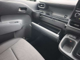 保険証券や車検証などの車の必需品を収納できます!また、サングラスやCD、DVDなどの便利な小物も収納可能です。
