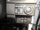 【便利なスイッチ類】安全機能のオンオフなどを運転席から簡単に操作できます。自然な手の動きで届く位置にあり日々の運転に安心感を与えてくれます。