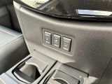 運転席と助手席にはシートヒーターが付いています。