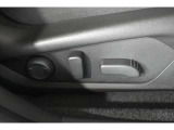 パワーシート(乗り降りから、運転席のポジション設定まで、ボタンで一つで微調整できます。高級車の必須アイテムです。)