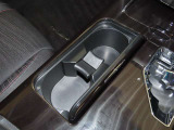 センターコンソールにカップホルダーを装備しております。