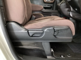 【前席】運転席にはシート高を調整できるハイトアジャスターが装備され、幅広いシートポジションの設定が可能になっております♪