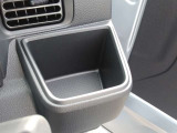 運転席ドリンクホルダーは安定感のある埋め込み式となっています。