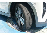日産純正アルミホイール。タイヤサイズは165/55R15インチです。