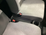 運転席からも助手席からも自由に使えるドリンクホルダー付。