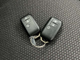 付いてて便利!とても人気の高い装備のスマートキーシステム。キーを携帯しているだけで、ドアロックの開閉並びにエンジンの始動が可能な装備です。