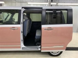 両側パワースライドドア付き!狭い駐車スペースなどでの乗り降りラクラク♪小さなお子さまのいるご家庭には嬉しい装備です。
