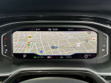 【Digital Cockpit Pro】ナビゲーションのマップを中央により大きくワイドに映し出すこともでき、少ない視線移動でナビ画面を確認できます。