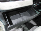インストスライドボックス ティッシュボックスがまるまる一つ入るボックスです運転席からも開け閉め可能です