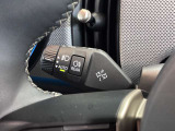 MINIの運転席操作部は、中央に構えるディスプレイが最大の特徴です。航空機を思わせるトグルスイッチなど、直感的で遊び心のあるメカニカルな操作感が、ゴーカートのような走りの高揚感を高めます。