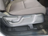【ハイトアジャスター】レバーの上下操作だけで、座面を運転しやすい高さへ簡単に調節できます。