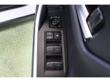 全ての窓が運転席から操作できます。今やほぼ当たり前ですが、無いと不便なアイテムですね。ドアの施錠・解錠と連動してドアミラーが格納・復帰するオート電動格納機能も装備しています。