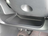 運転席周辺の収納も充実したドライバーズロアポケット。細かな使い勝手にも配慮されています。