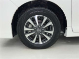 アルミホイールが車の雰囲気を引き立てますね!