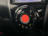 【オートエアコン】タッチパネル式オートエアコンで運転席周りの凹凸が少なくスッキリとしています。