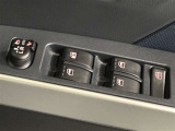 格納式リモコンドアミラーと、パワーウィンドウマスタースイッチです。車内の換気も運転席から簡単に行えます。