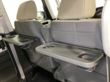 運転席・助手席の背もたれには、2列目シート用にカップホルダー付きの「格納式のシートバックテーブル」を装備しています。休憩時のちょっとした時間などカップを置いたり、小物置きに使えて便利です。