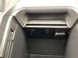 小物入れの中には充電用USB端子2ケ装備♪