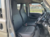 広く快適な運転席です。長距離運転も楽々ですよ!