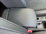 フロントアームレストで街乗りからロングドライブまで快適な運転を。