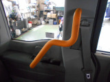 車内には手すりを装備。乗り降りの際等に便利です。