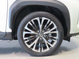 純正のアルミホイール装着車です。タイヤサイズは215/50R18です。