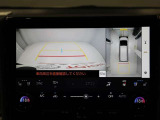パノラミックビューモニターを装備。駐車場や交差点でクルマを真上から見るように周囲を確認できます。機能の詳細は販売店スタッフまでおたずねください。