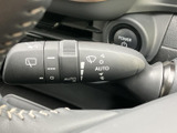 雨天時の視界を確保するワイパーレバー。ワンタッチで操作でき、様々な運転状況に対応可能です。