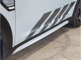 フロントタイヤより前の重量をなくし、車の運動性能を高めております。フロントタイヤから鼻先までが短いため、数値にてあらわれる「最小回転半径」より、小回りが利くことを実感いただけると思います。