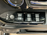 電動格納式リモコンドアミラーと、パワーウィンドウスイッチ等は運転席ドアにあります。