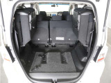◆シートアレンジ◆サードシートは跳ね上げ式。使用しない場合は荷室の拡大ができます。さらに広々なラゲージスペースの出来上がりです!