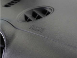 ◆助手席エアバッグ◆SRSエアバッグは、シートベルトだけでは防ぎきれない衝突時の衝撃から乗員を守るための安全装置。衝突時に瞬時に膨らみ、頭部や胸部がダッシュボードに直接衝突するのを防ぎます。