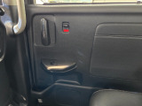運転席側後ろのスライドドアには、ドリンクホルダーと小物入れがあります♪