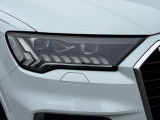 ヘッドライトのLEDデイタイムランニングライトが昼間の識別性を高めます。
